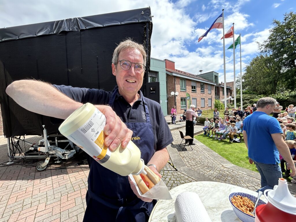 Unser Bürgermeister und bekennender Hot-Dog Fan Janhinnerk Voß hat unsere Hot-Dogs nach Test für sehr gut befunden ;)